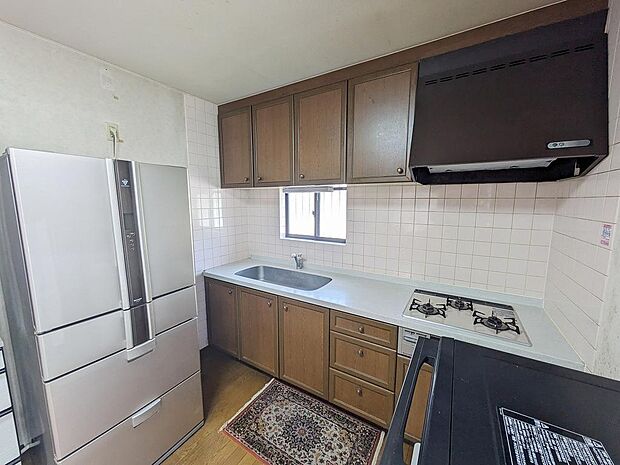キッチン　吊戸棚もあり、十分な収納スペースがございます。