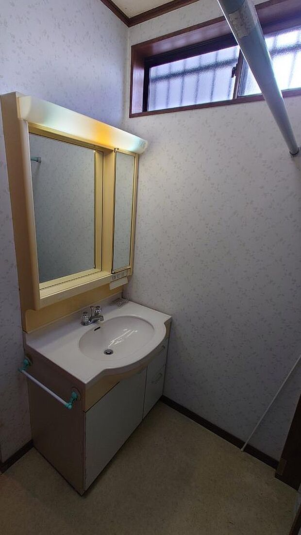 洗面脱衣室。高窓があってプライバシーを守りながら自然換気ができます。