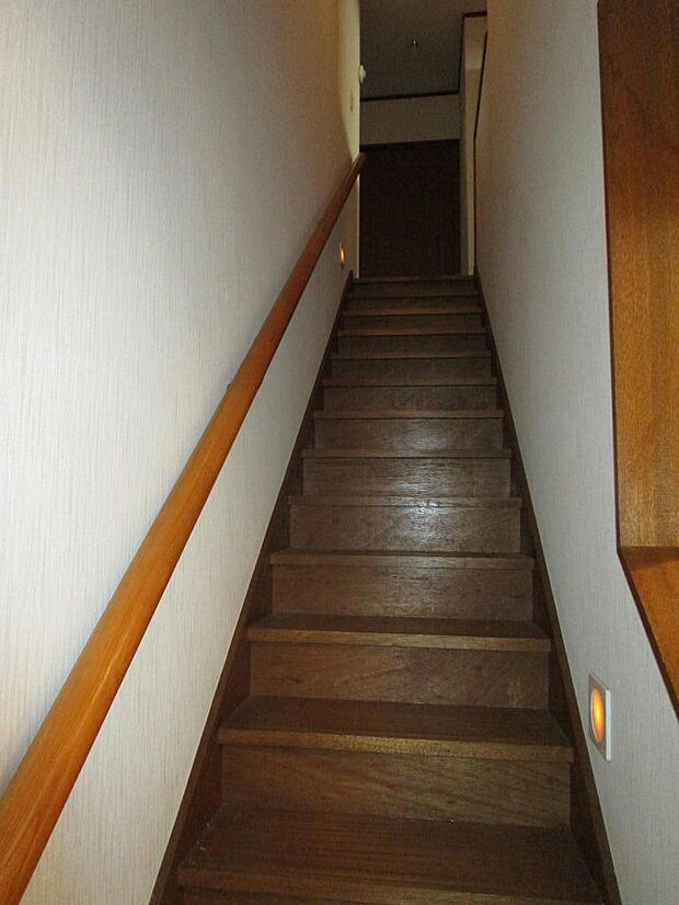 階段には、夜中にも安心の足元灯が2か所ついています。