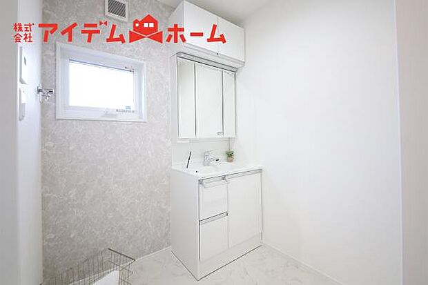 C棟 ゆとりの洗面スペースで朝の身支度も快適スムーズ。 鏡の裏にはたっぷりと収納を装備