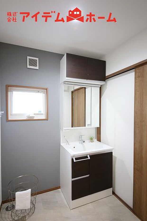 D棟 ゆとりの洗面スペースで朝の身支度も快適スムーズ。 鏡の裏にはたっぷりと収納を装備