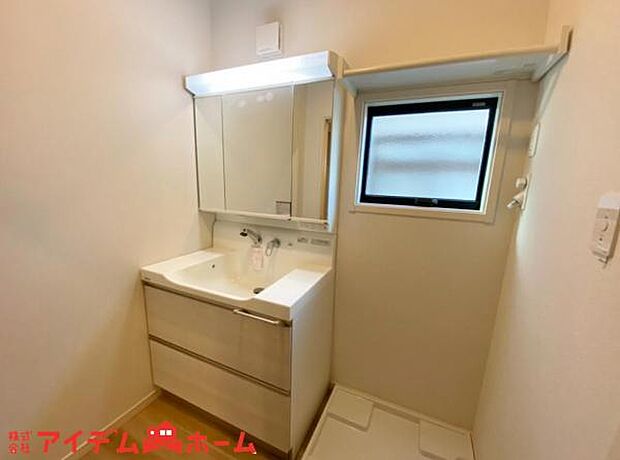 ゆとりの洗面スペースで朝の身支度も快適スムーズ。 鏡の裏にはたっぷりと収納を装備