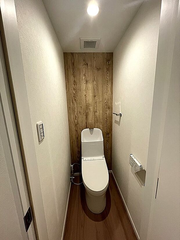 トイレ全体の空間を考慮し、リノベーション致しました。　落ち着いたデザイン、もちろんトイレも新調済み。