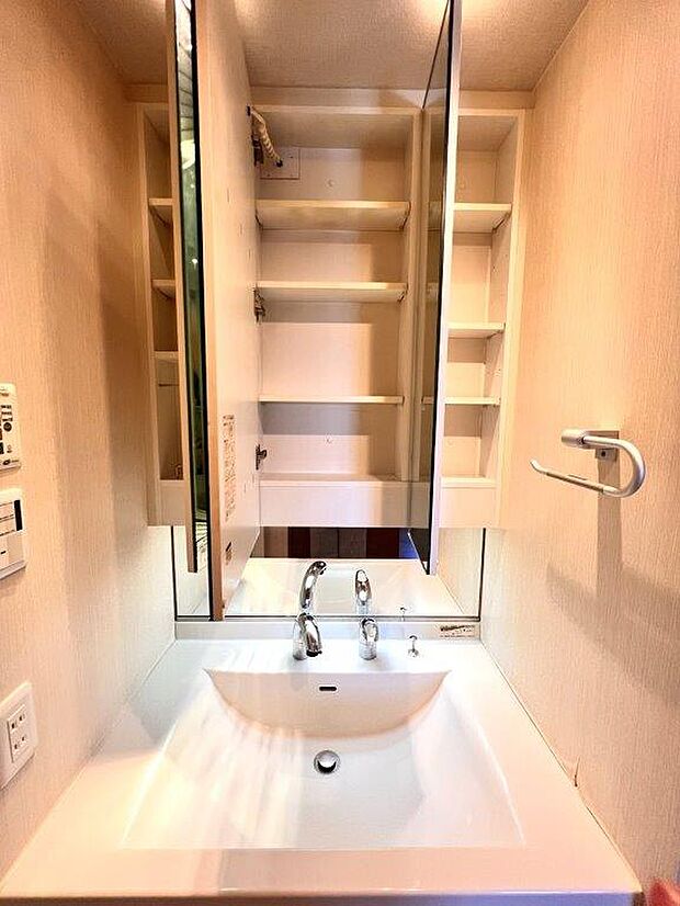 洗面所は三面鏡タイプで、鏡面の裏側には収納スペースが◎小物や洗面用具など収納いただけます。