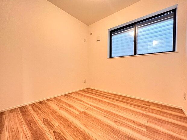 3.6帖サービスルーム。ナチュラルな木目調の床から木のぬくもりを感じられるプライベート空間です。