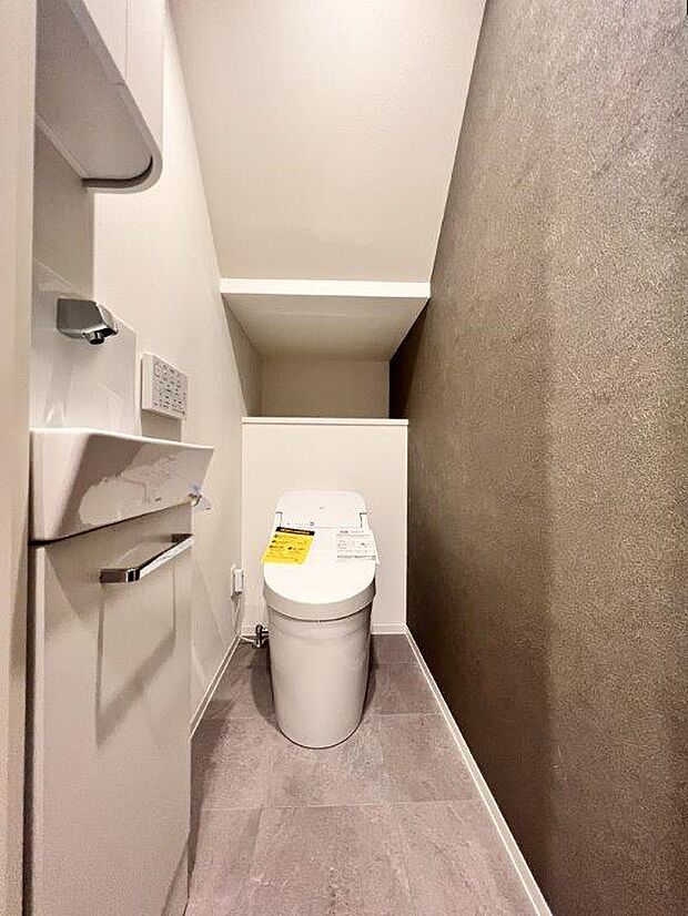 【101号室】トイレは1階、2階とございます。タンクレスで、タンクがない分トイレが広々としており、お掃除も楽々です。手洗いキャビネットが設置されていて、ドアノブが清潔に保たれるのがいいですね。