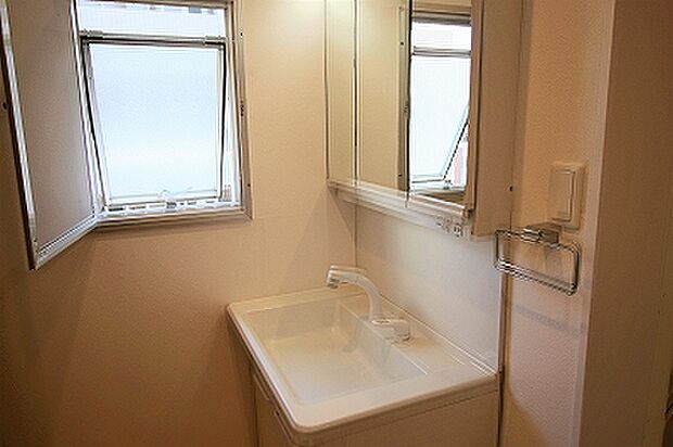 洗面室も小窓付きです。