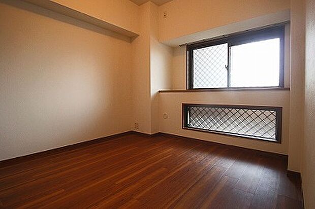 廊下側の洋室は居住空間を広く使用できる出窓付き、足元には自然光を取り入れるフィックス窓を採用しています。