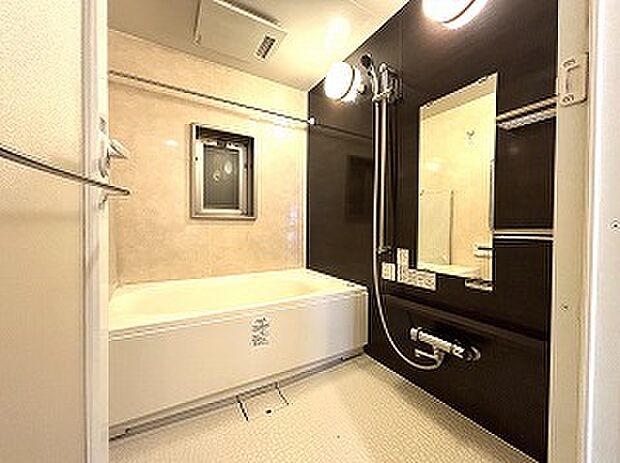浴室乾燥機、追焚機能付き、小窓も付いた1418サイズの浴室です