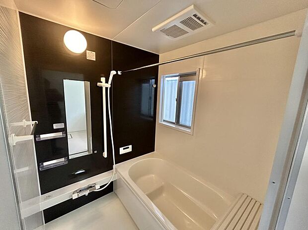 【リフォーム済】浴室はハウステック製のユニットバスを新設しました。足を伸ばせる1坪サイズの広々とした浴槽で、1日の疲れをゆっくり癒すことができますよ。