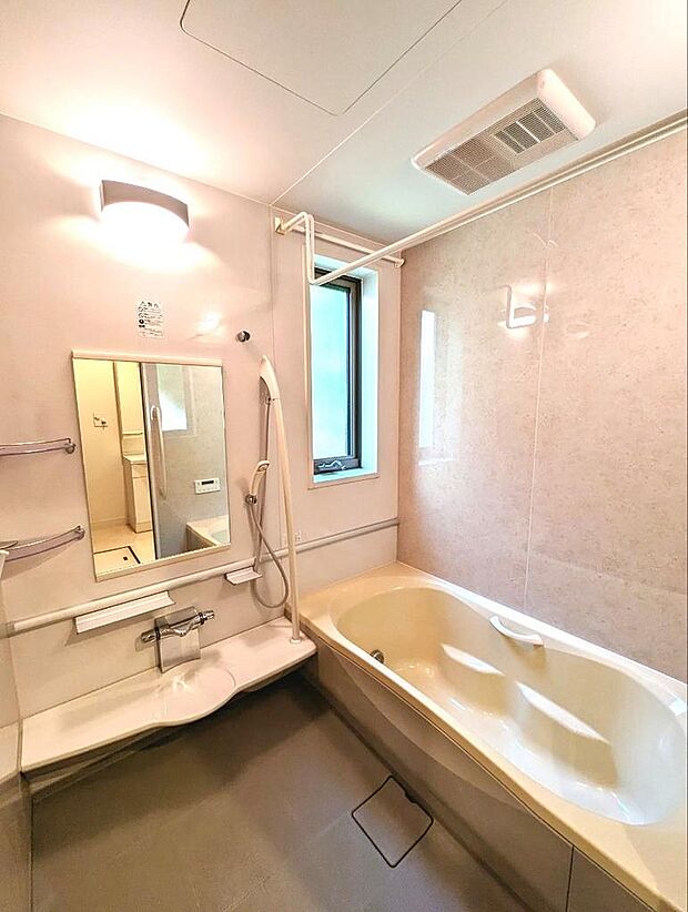 【浴室】より快適に過ごして頂く為に、ゆったりサイズのバスタブをご用意。たっぷりのお湯につかって、一日の疲れを癒してください。小窓を設置しているため、浴室内の空気が籠らず、カビ予防にも便利。