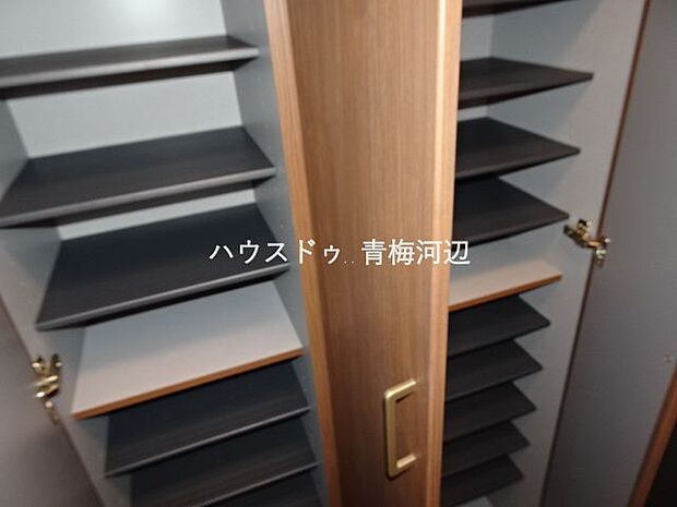 下駄箱：可動式棚玄関収納なので靴の大きさに合わせて使いやすいようアレンジできます。