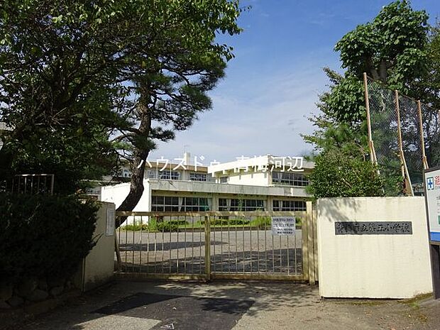 青梅第五小学校 第五小学校　梅の名所　吉野梅郷にある小学校豊かな自然に囲まれ今日も子供たちが学んでいます　1学年2〜3クラス 2512m
