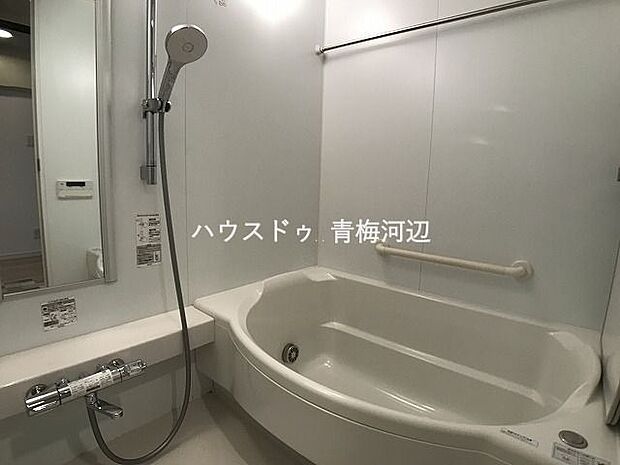 清潔感のある浴室です。広めの浴槽でゆっくりとした時間を過ごせます。