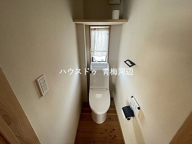 白を基調としたシンプルな壁紙のトイレになります。2階にも設置されているのでお部屋からの移動も短縮できますね。