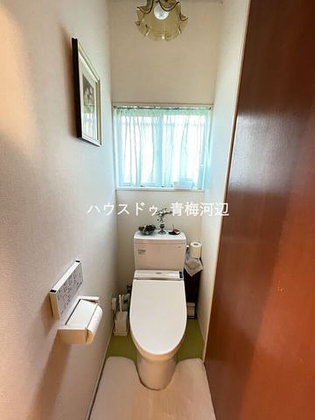 1階トイレ：窓があり、電気をつけなくても日中は明るく爽やかなトイレになっています。