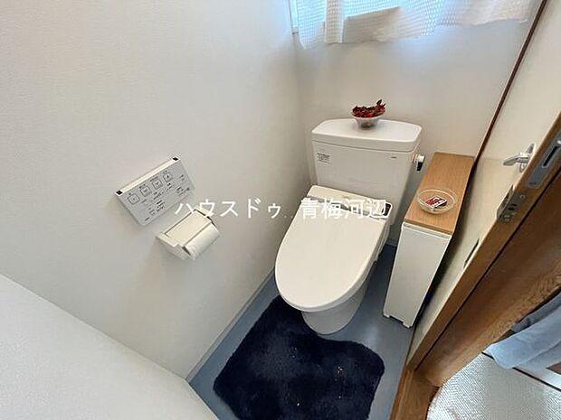 2階トイレ：白を基調としたシンプルな壁紙のトイレになります。2階にも設置されているのでお部屋からの移動も短縮できますね。