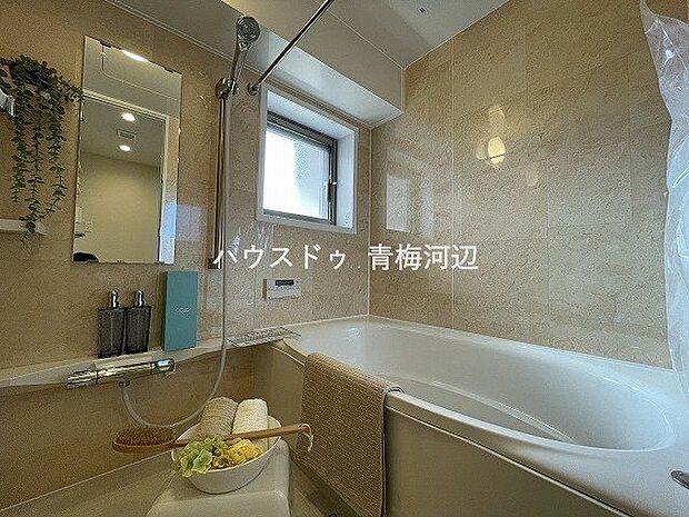 浴室：シャワーヘッドはReFaを採用。オシャレで明るい木目の浴室は一日の疲れも癒されそう。毎日のバスタイムが楽しみになりますね。