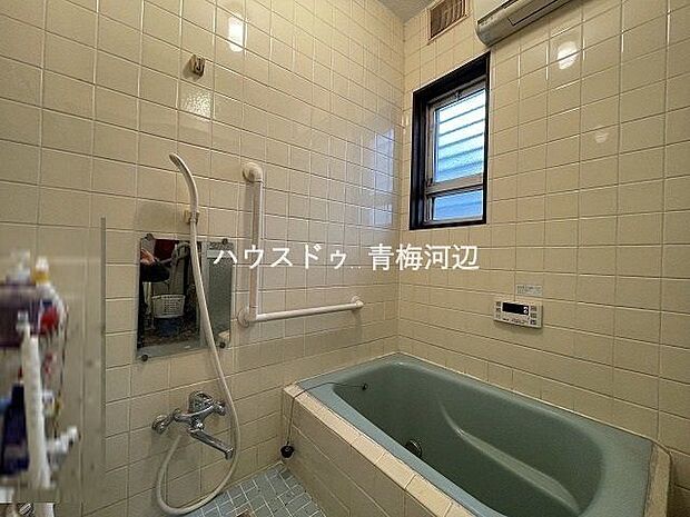 明るく清潔感のある浴室になります。窓があることで湿気がこもりにくく、お掃除もしやすいですね。壁に手すりが付いているので浴槽から立ち上がる際も安心です。