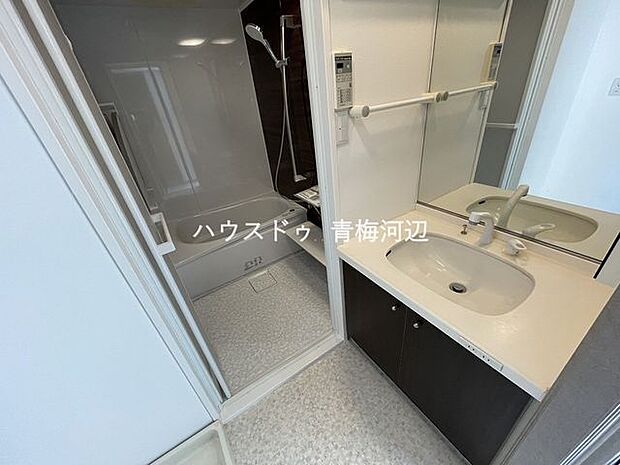 洗面所：シャワー付きの洗面台はシャンプ―するのに便利だけでなく、お掃除の面でも便利です♪