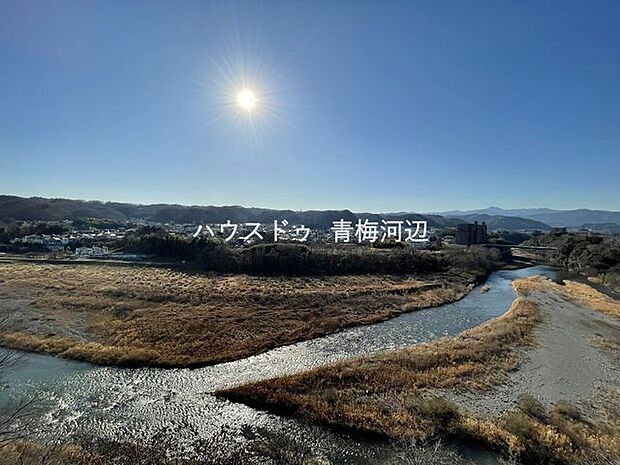 多摩川の流れを一望できます。