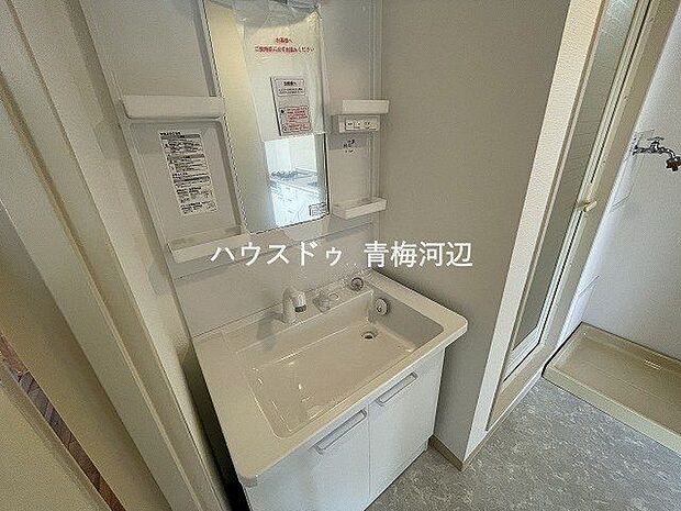洗面所：ホワイトを基調とした洗面所で、洗面台の下には収納スペースがあるので、散らかりがちな小物をスッキリと片付けることができます。