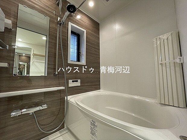 浴室：落ち着いた色合いの壁の切り替えがある浴室です。カウンタースペースや棚があるのでシャンプーなどを置くことができます。小窓もあり換気ができるのが嬉しいですね。