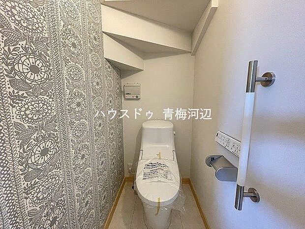 トイレ：デザイン壁を採用したトイレは、表情豊かなオシャレな空間です。ウォシュレット付きです。手すりもついて安心です。