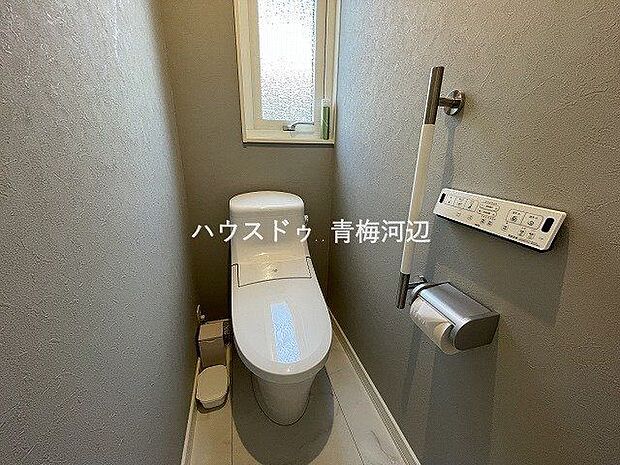 トイレ：お手入れしやすく、節水型のトイレです。リモコンタイプで見た目もスッキリ。2階にもトイレがあるので、朝の忙しい時間も安心です。