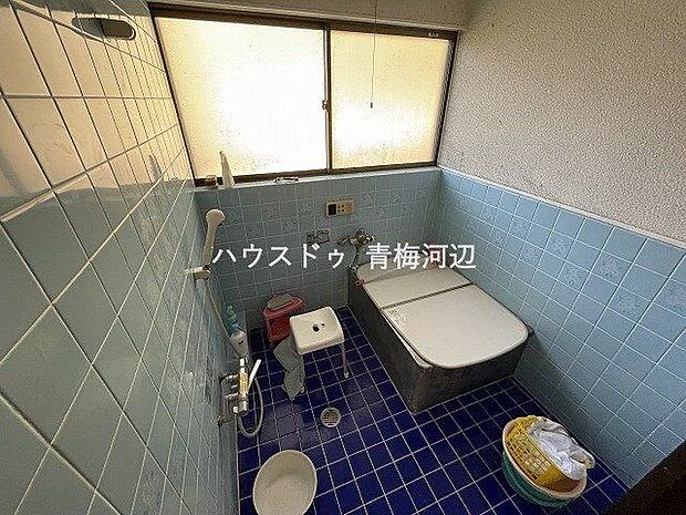 2階浴室：タイルの浴室はお手入れがしやすく、耐久性も高いがメリットです。清潔でキレイなお風呂を保ちやすいのはうれしいですね。