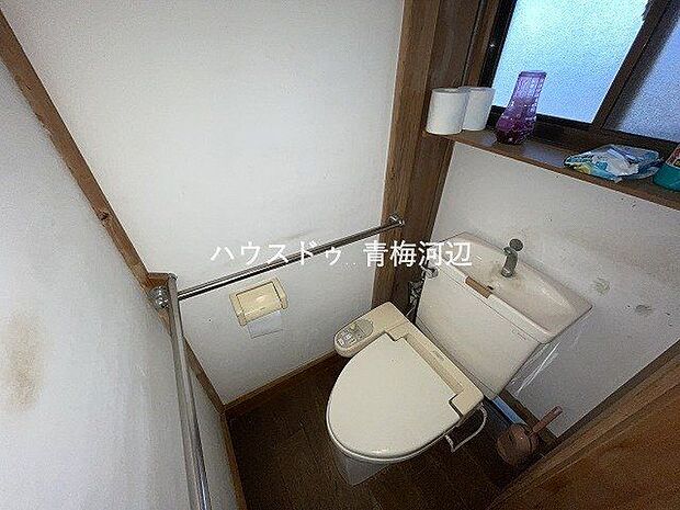 1階トイレ：白を基調としたシンプルな壁紙のトイレになります。2階にも設置されているのでお部屋からの移動も短縮できますね。
