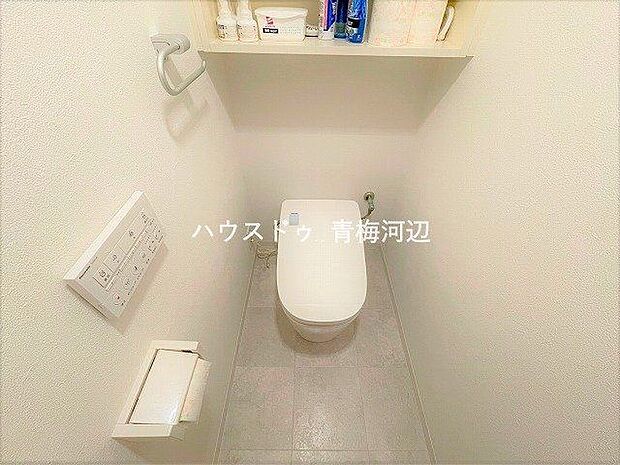 トイレ：ホワイトを基調とした清潔感のあるトイレです。壁付けタイプのリモコンで便器周りがスッキリしていて、お手入れもしやすくなっています。