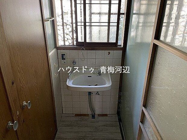 手洗い場には窓があり、換気ができます。