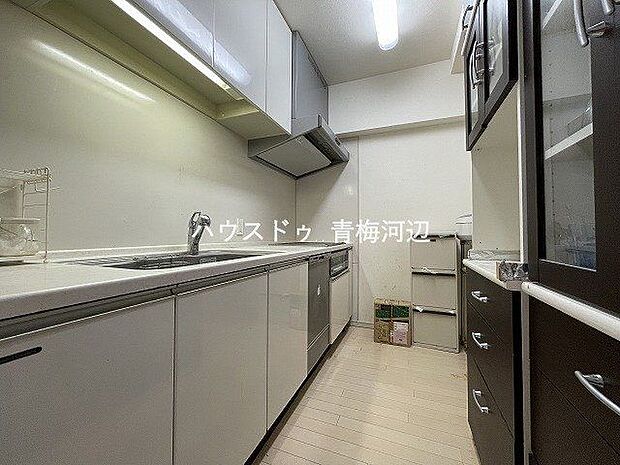 壁付けタイプのキッチンはスッキリ省スペースで、調理に集中できます。収納スペースもたっぷりあります。