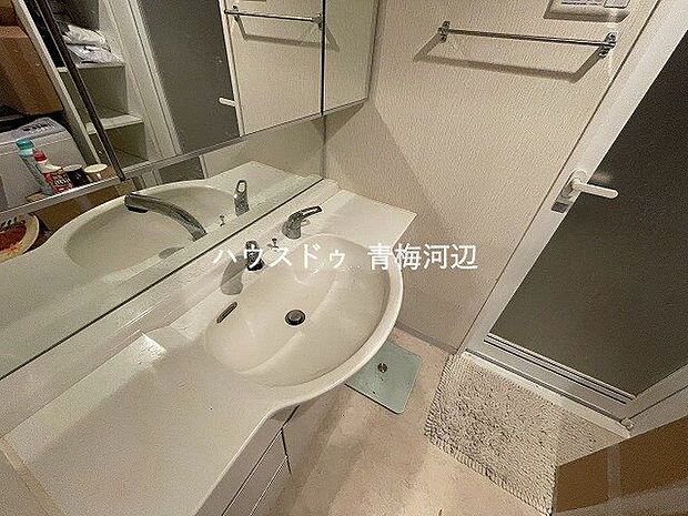 洗面所：ホワイトを基調とした洗面所で、三面鏡の裏や洗面台の下には収納スペースがあるので、散らかりがちな小物をスッキリと片付けることができます。
