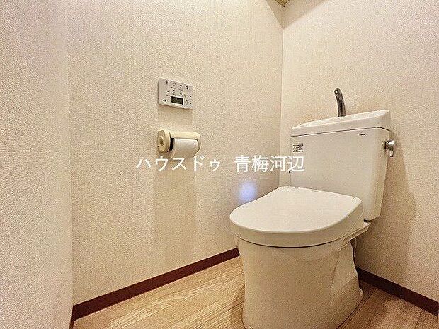 白を基調としたシンプルな壁紙のトイレになります。