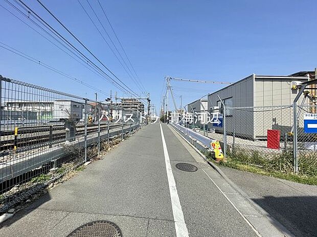 【南東側 前面道路】幅員約4mの前面道路です。車がすれ違うには厳しい道幅ですが、車はスピードを抑えて走行するので、お子様にも安全な道幅となっています。