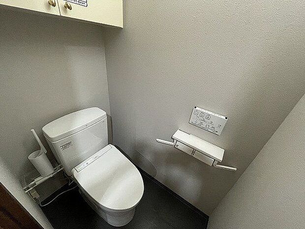 トイレ：ホワイトを基調とした清潔感のあるトイレです。ペーパーホルダーが2つあるのはうれしいですね。その上に小物を置くことができます。スッキリしたリモコンタイプのデザインです。