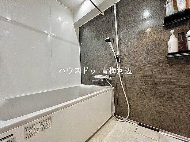 壁の色がオシャレな空間を演出してくれる浴室です。