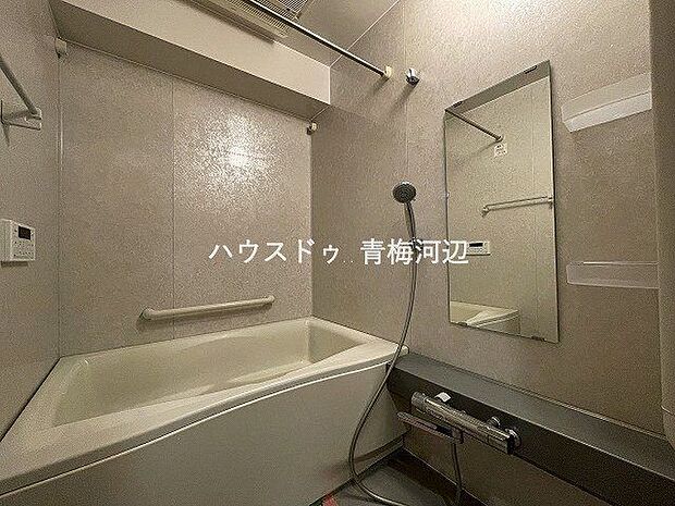 浴室：シックで洗練されたデザインのパネルの浴室です。落ち着いたリラックス空間を演出してくれます。