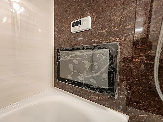 浴室にはTVがあります。TVを見ながらゆっくりお風呂に浸かりませんか？