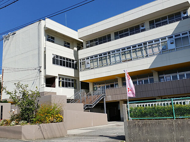 箕面市立第二中学校（289m）