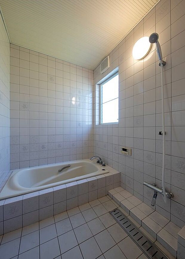 浴室はゆったりお寛ぎいただける広々空間。清潔感あふれるバスルームは一日の疲れを癒してくれます。