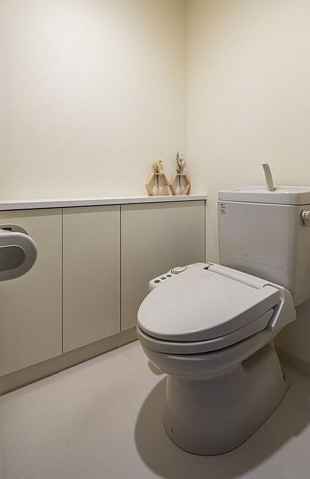 清潔感のある白色を基調としたトイレ！ウォシュレットが標準で備わっています！