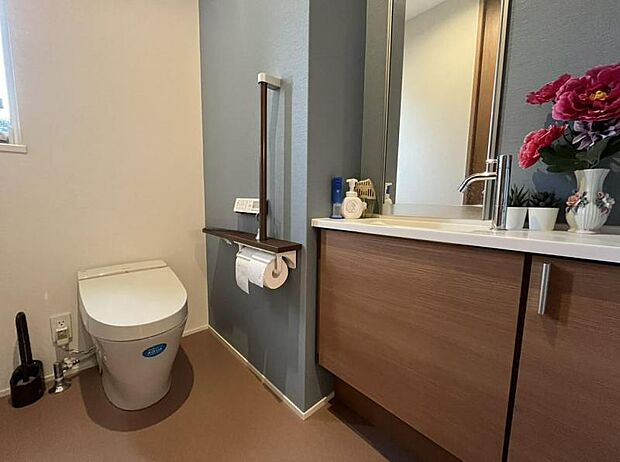 アクセントクロスが印象的なトイレ。収納スペースもありお掃除道具などもしっかり収納できます。