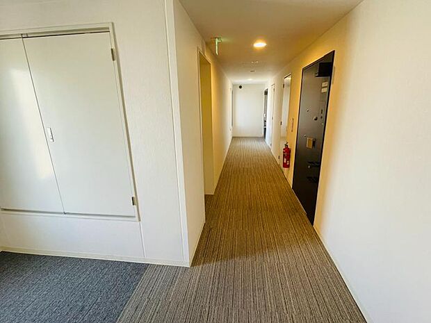 ホテルのような高級感のあるカーペット敷きの内廊下♪