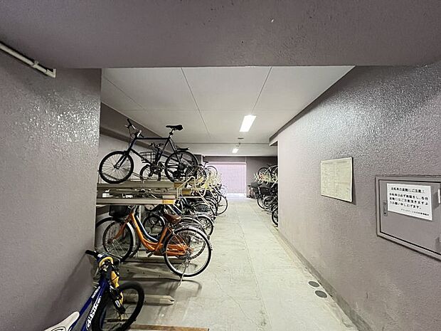 屋根付きの駐輪場で大切な自転車を雨などから守ります。