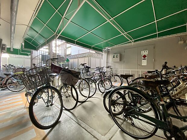 駐輪場にも屋根がついており、自転車を雨風から守ることができます！