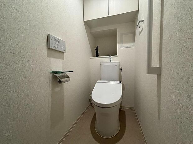 掃除道具やトイレットぺーパーの置き場として便利な棚付きのトイレ！