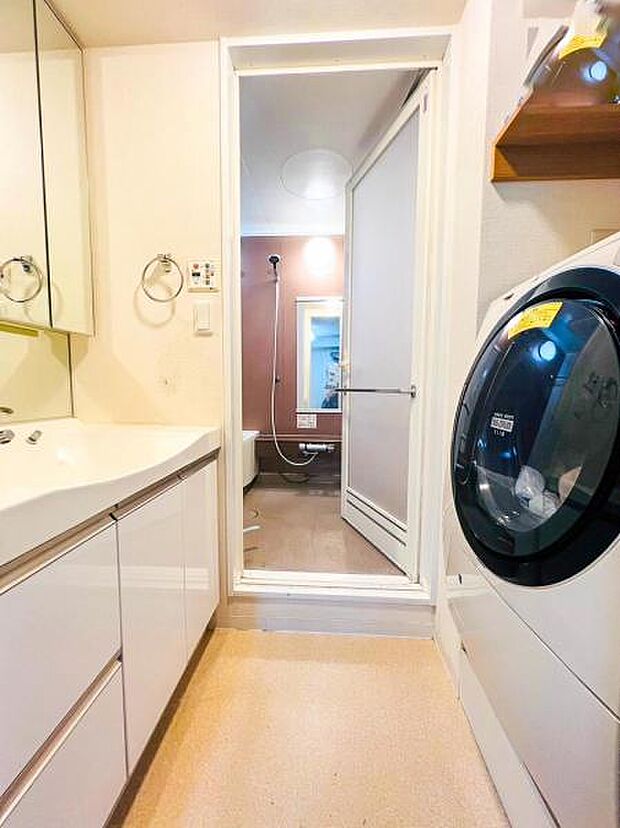 脱衣所です。ドラム式洗濯機も置けるスペースがあります。